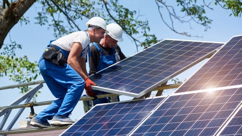 Arbeiter montieren Solar-Anlage